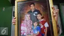 Foto Kapten Cpn Agung Kurniawan bersama istri dan anak-anaknya di Semarang Senin (21/3). Kapten Agung adalah satu dari 13 korban meninggal pada kecelakaan helikopter Bell 412 milik TNI AD di Poso, Sulawesi Tengah. (Liputan6.com/Gholib)