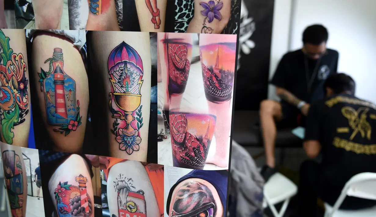 Sejumlah gambar tato terlihat saat acara Bali Tattoo Expo 2017 di pulau resor Indonesia, Denpasar, Bali (12/5). Acara ini digelar selama 3 hari, mulai (12/5/2017) sampai (14/5/2017). (AFP Photo/Sonny Tumbelaka)