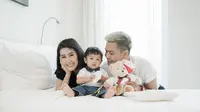Potret Keluarga Kecil Arie Dwi Andhika dan Ardina Rasti. (Sumber: Instagram.com/ardinarasti6)