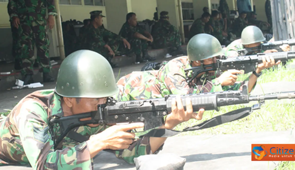 Citizen6, Surabaya: Sedikitnya 150 orang prajurit Kobangdikal mengasah naluri tempur dengan latihan menembak senjata laras panjang jenis SS.1 dilapangan tembak Jala Krida Braja, Kesatrian Bumimoro, Surabaya, Selasa (27/3). (Pengirim: Penkobangdikal)