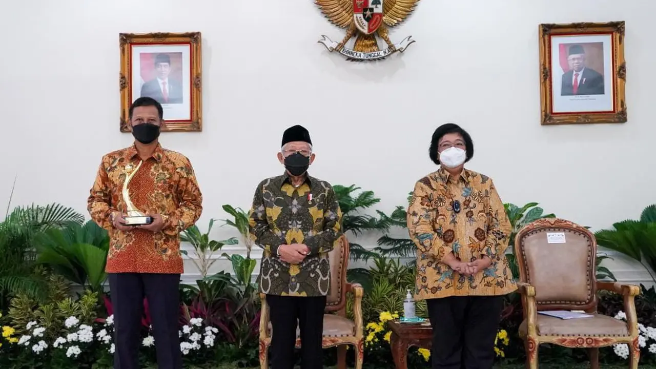 Direktur External PT Adaro Indonesia, Priyadi, Wapres RI Ma'ruf Amin, Menteri LKHK Siti Nurbaya Bakar.