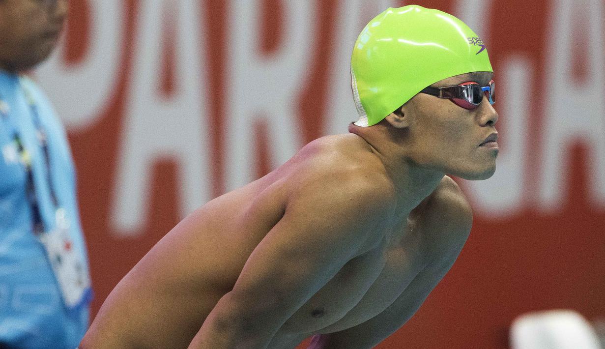 Aksi Aris perenang Indonesia yang berhasil meraih medali perak di nomor 100 meter gaya dada klasifikasi SB7 pada Asian Para Games 2018, Gelora Bung Karno Jakarta, Senin (8/10/2018).  (Bola.com/Peksi Cahyo)