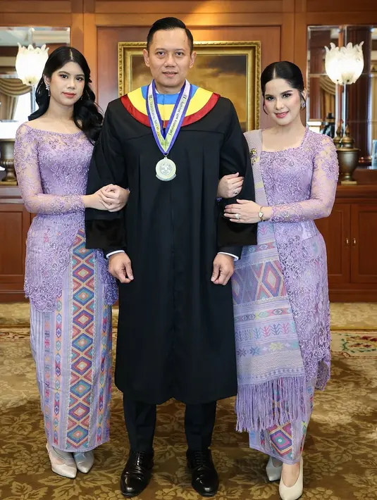 Annisa Pohan kenakan kebaya H-Line dengan ulos sebagai bawahan dan selendang bahu. Setelan ini bikin ia terlihat elegan di wisuda S3 Agus Harimurti Yudhoyono [@annisayudhoyono]
