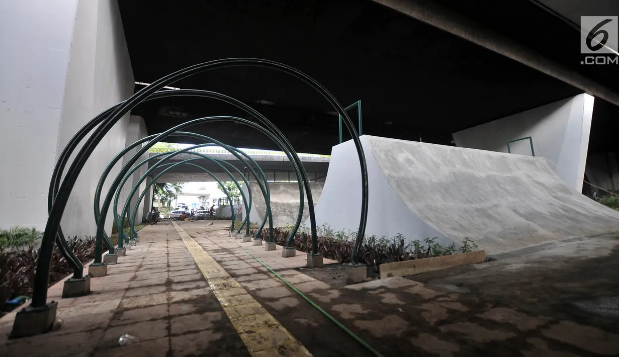 Suasana arena papan seluncur atau skate park dan lintasan sepeda BMX di kolong Flyover Slipi, Jakarta, Kamis (13/12). Pemprov DKI Jakarta melalui Suku Dinas Kehutanan membangun skate park. (Merdeka.com/Iqbal S. Nugroho)