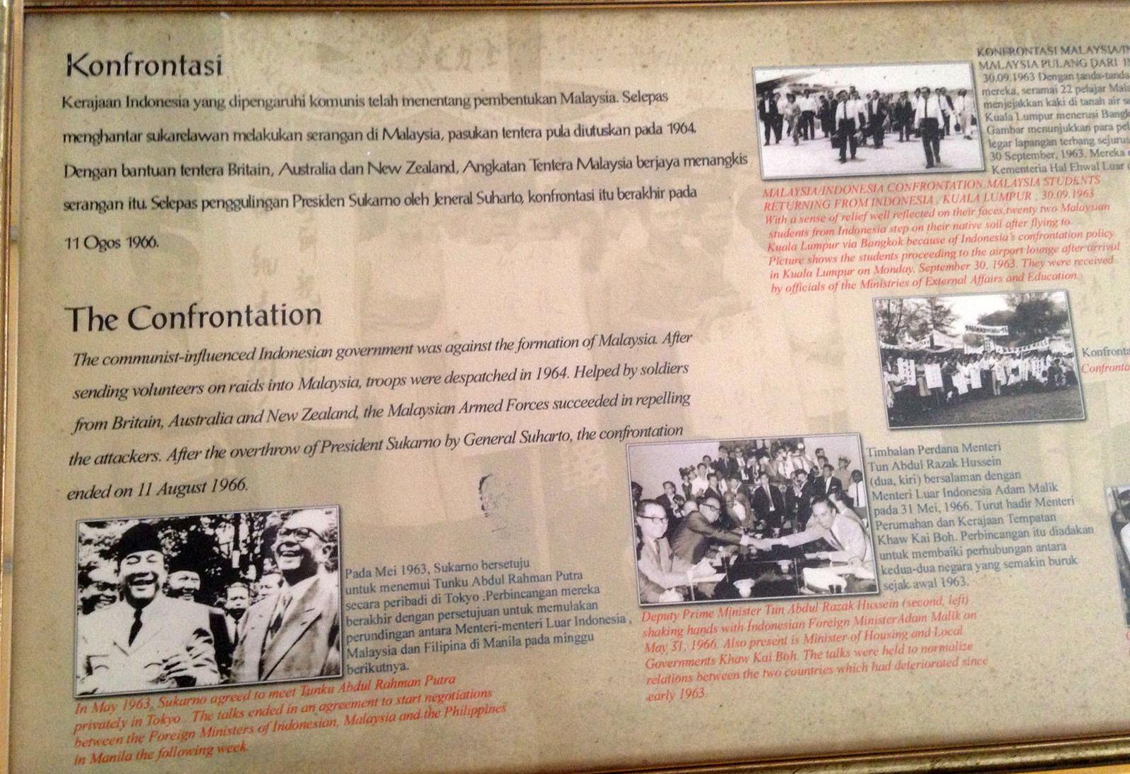Salah satu koleksi foto di Stadion Merdeka, Kuala Lumpur, yang menceritakan hubungan Malaysia-Indonesia. (Bola.com/Benediktus Gerendo Pradigdo)