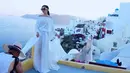Syuting video klip terbaru Syahrini yang berjudul 'Tak Punya Hati' di Santorini, Yunani. (Photo : Instagram)
