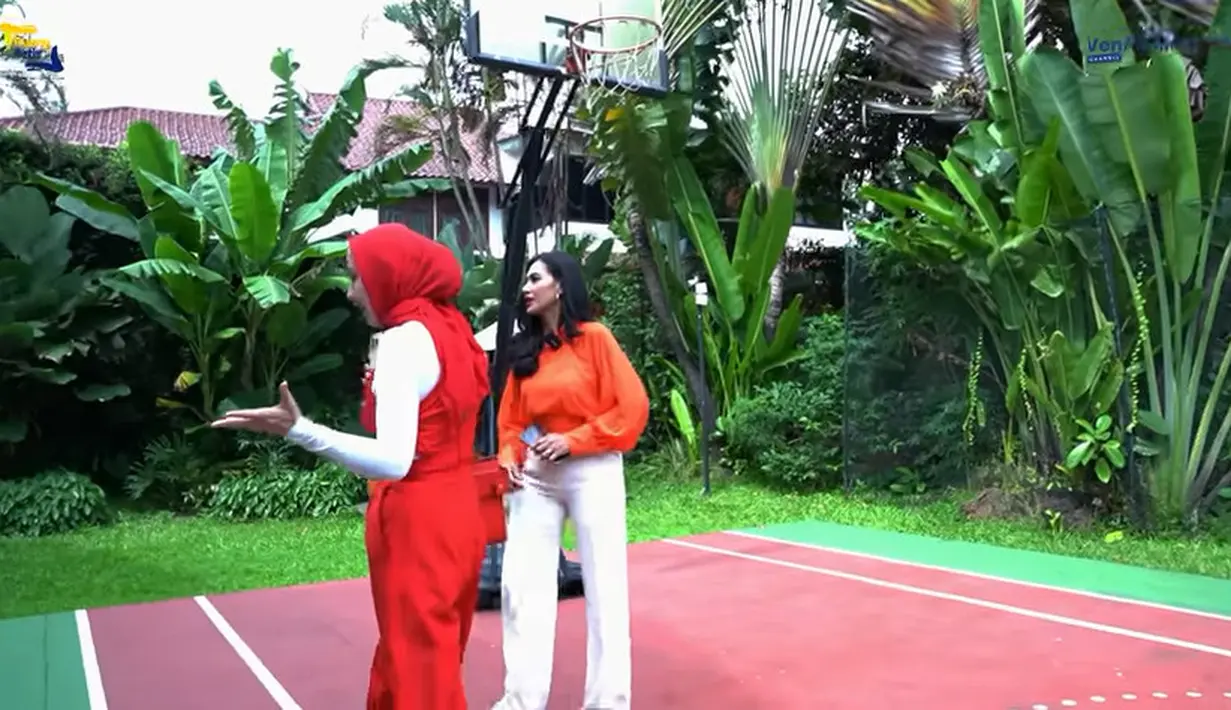 Sedangkan halaman rumah kedua terdapat lapangan basket. Seperti diketahui, salah satu putranya, memiliki hobi basket. Bahkan, sempat tanding sampai di luar negeri bersama sekolahnya. [Instagram/Venna Melinda Channel]