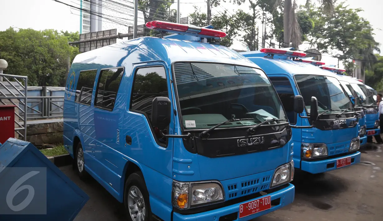 Sejumlah Mobil Fungsional Pemberdayaan Masyarakat  pada acara pelepasan di Kantor BNN, Jakarta, Senin (5/12). Kendaraan itu bisa dimanfaatkan untuk mendukung kegiatan pemberantasan narkoba. (Liputan6.com/Faizal Fanani)