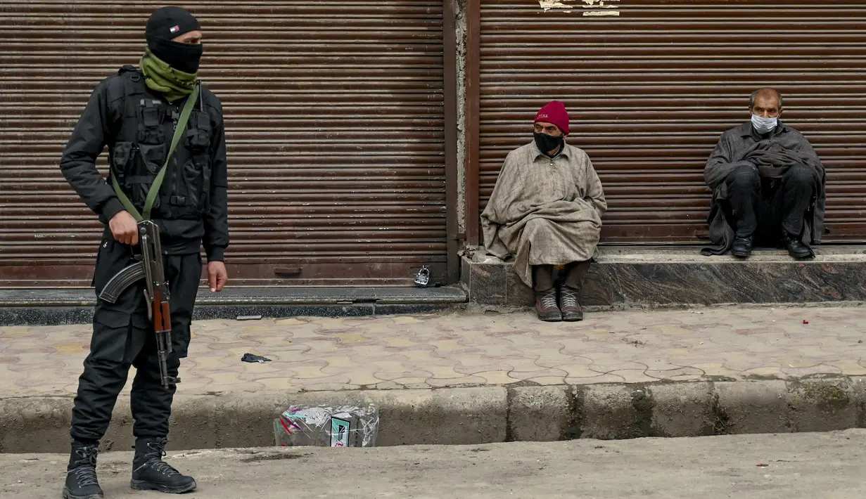 Personel Special Operation Group (SOG) berjaga di sepanjang jalan selama pencarian acak pejalan kaki di Srinagar, kota terbesar di Kashmir, Jumat (21/1/2022). Peningkatan keamanan dilakukan menjelang Hari Republik India pada 26 Januari mendatang. (TAUSEEF MUSTAFA / AFP)