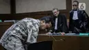 Terdakwa kasus suap jual beli jabatan di lingkungan Kemenag Romahurmuziy usai menjalani sidang vonis di Pengadilan Tipikor Jakarta, Senin (20/1/2020). Mantan Ketum PPP itu divonis pidana penjara selama dua tahun dan denda Rp100 juta subsider tiga bulan kurungan. (Liputan6.com/Faizal Fanani)