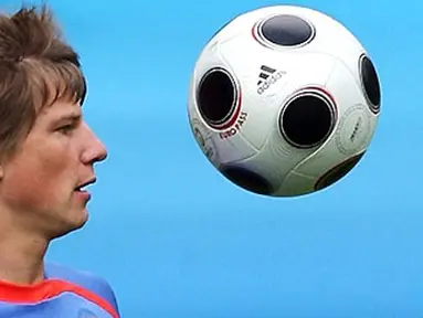 Russian forward Andrei Arshavin controls the ball during a Russian natonal team training session in Leogang, Austria, on June 12, 2008. AFP PHOTO / ALEXANDER NEMENOV.