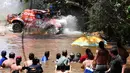 Sejumlah orang menonton aksi para pereli saat Reli Dakar 2017 etape 1 antara Asuncion dan Resistencia, di Argentina, Senin (2/1). Sebanyak 12 etape harus ditaklukan oleh para pereli untuk menjadi yang terbaik di Reli Dakar 2017. (AFP PHOTO / FRANCK FIFE)