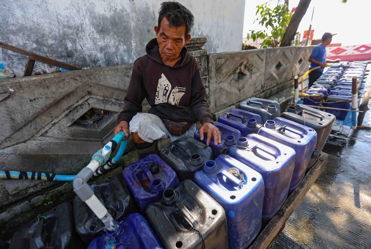 FOTO: Warga Muara Angke Bergantung pada Air Jerigen