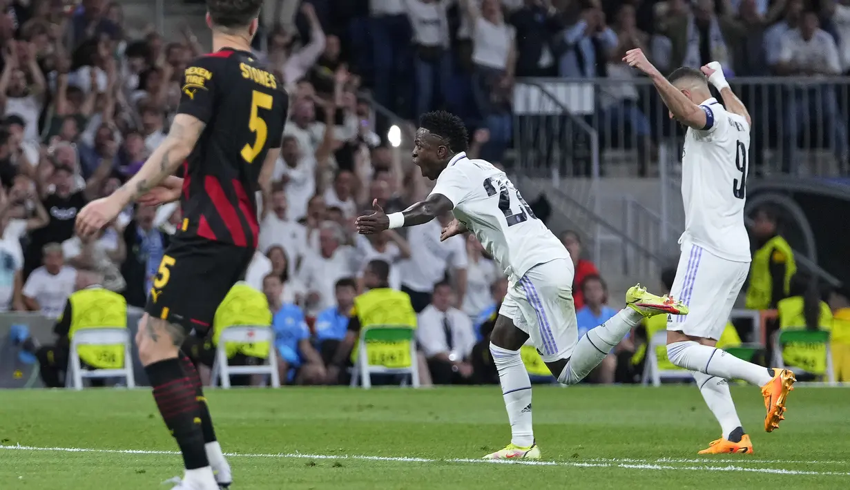 Selebrasi striker Real Madrid, Vinicius Junior (tengah) setelah mencetak gol ke gawang Manchester City pada leg pertama babak semifinal Liga Champions 2022/2023 di Santiago Bernabeu Stadium, Madrid (9/5/2023). Terbaru, Vinicius Junior menyumbang satu gol Real Madrid ke gawang Manchester City (9/5/2023) dalam laga yang berakhir 1-1 di leg pertama babak semifinal Liga Champions 2022/2023. (AP Photo/Manu Fernandez)