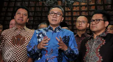 Ketum PAN Zulkifli Hasan didampingi Ketum PKB Muhaimin Iskandar dan Ketum PPP Romahurmuziy memberi keterangan usai rapat konsolidasi di kediaman Presiden ke-6 Susilo Bambang Yudhoyono di Puri Cikeas, Bogor, Kamis (22/9). (Liputan6.com/Gempur M Surya)