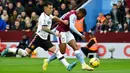 Pemain Aston Villa Leon Bailey (kanan) mencetak gol ke gawang Manchester United pada pertandingan sepak bola Liga Inggris di Villa Park, Birmingham, Inggris, 6 November 2022. Aston Villa mempermalukan Manchester United dengan skor 3-1. (AP Photo/Rui Vieira)