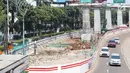 Kendaraan melintas di samping proyek LRT yang sepi aktivitas di Jalan HR Rasuna Said, Jakarta, Selasa (1/5). Peringatan Hari Buruh membuat sejumlah proyek meliburkan para pekerjanya. (Liputan6.com/Immanuel Antonius)