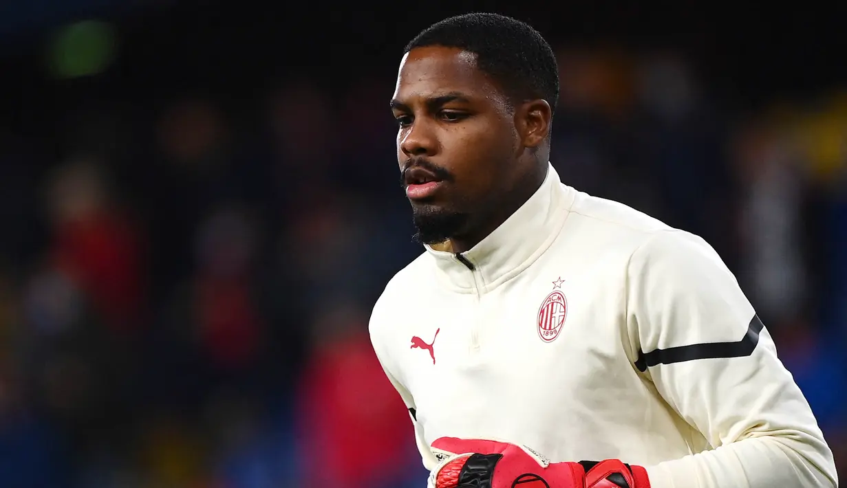Mike Maignan tampil apik di mistar gawang AC Milan. Total 12 tembakan yang diluncurkan pemain Atalanta mampu ia patahkan. Berkat ketangguhannya, Rossoneri mampu mengamankan kemenangan penting menuju gelar juara Serie A. (AFP/Marco Bertorello)