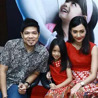 Artika Sari Devi, Baim, dan sang anak. (Galih W. Satria/Bintang.com)