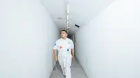 Sal Priadi Luncurkan Mini Album Zuzuzaza dengan Gaya Baru