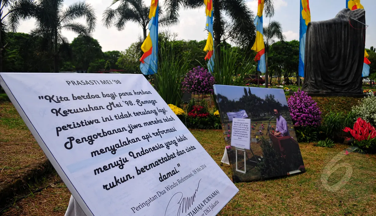 Sebuah prasasti untuk memperingati Tragedi Mei 1998 dibangun di Komplek Pemakaman Masal Tragedi Mei 1998 TPU Pondok Ranggon, Jakarta Timur, Rabu (13/5/2015). (Liputan6.com/Yoppy Renato)
