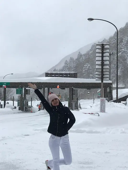 Sepertinya Gracia Indri benar-benar menikmati waktu berlibur akhir tahunnya ini, meski tanpa David Noah. Seperti yang tergambar di foto ini, wajah Gracia begitu semringah berada di hamparan salju. (Instagram/graciaz14)