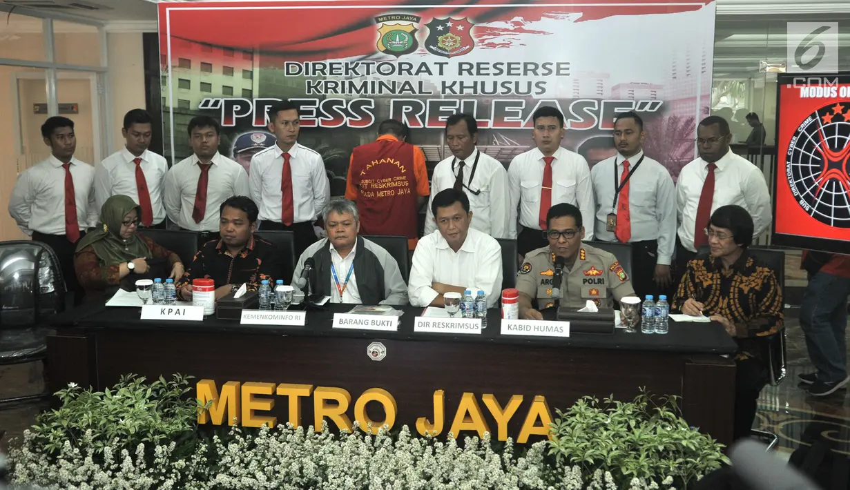 Dir ResKrimsus Polda Metro Jaya Kombes Pol Iwan Kurniawan dan Kabid Humas Kombes Argo Yuwono, Ketua Lembaga Perlindungan Anak Indonesia (LPAI) Seto Mulyadi, Ketua KPAI Susanto serta perwakilan Kemenkominfo saat rilis kasus pornografi anak di Jakarta, Senin (29/7/2019). (merdeka.com/Iqbal S Nugroho)