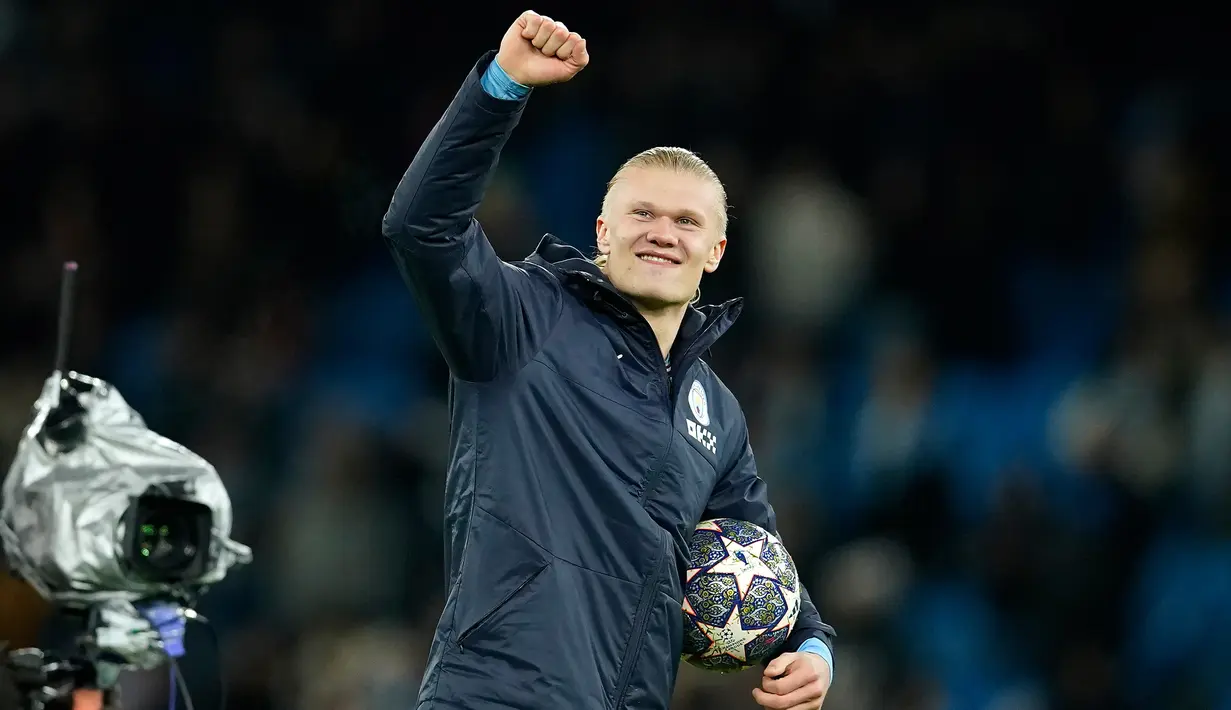Pemain Manchester City Erling Haaland mengambil bola usai melawan RB Leipzig pada pertandingan sepak bola leg kedua babak 16 besar Liga Champions di Etihad Stadium, Manchester, Inggris, 14 Maret 2023. Erling Haaland mencetak lima gol dan menbawa Manchester City mengalahkan RB Leipzig dengan skor 7-0. (AP Photo/Dave Thompson)
