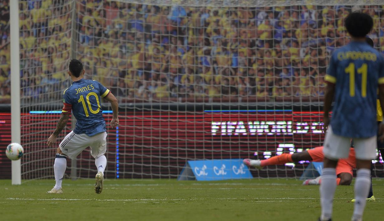 Striker Kolombia, James Rodriguez, mencetak gol dari eksekusi penalti dalam laga lanjutan kualifikasi Piala Dunia 2022 zona CONMEBOL melawan Ekuador di Rodrigo Paz Delgado Stadium, Quito, Ekuador, Rabu (18/11/2020) pagi WIB. Kolombia kalah 1-6 dari Ekuador. (AFP/Rodrigo Buendia/Pool)