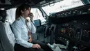Pilot maskapai GOL Airlines, Gabriela Carneiro jelang bertugas di Bandara Internasional Tom Jobim, Brasil (8/3). Memperingati Hari Perempuan Internasional, GOL Airlines menghadirkan seluruh awak adalah wanita. (AFP PHOTO / Yasuyoshi Chiba)