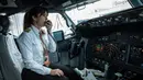 Pilot maskapai GOL Airlines, Gabriela Carneiro jelang bertugas di Bandara Internasional Tom Jobim, Brasil (8/3). Memperingati Hari Perempuan Internasional, GOL Airlines menghadirkan seluruh awak adalah wanita. (AFP PHOTO / Yasuyoshi Chiba)