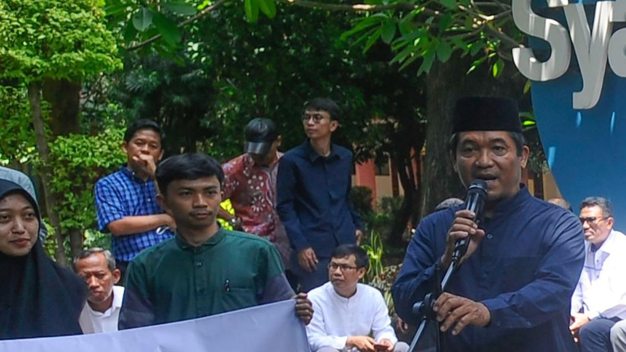 Pengamat politik sekaligus pendiri Lingkar Madani (Lima) Ray Rangkuti berbicara dalam penyampaian pernyataan sikap terkait Pemilu 2024 dan kondisi demokrasi yang tertuang pada 'Seruan Ciputat' di Kampus UIN, Ciputat, Tangerang Selatan, Senin (5/2/2024).&n