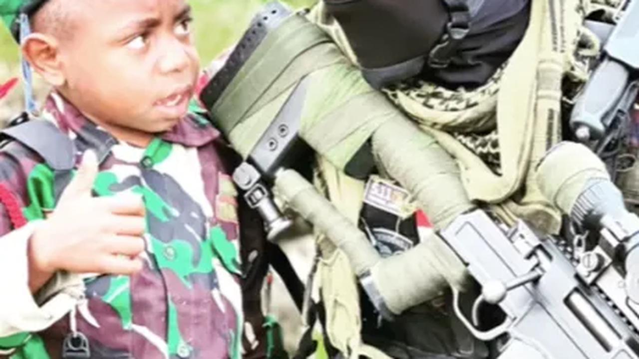 Bocah Papua Sampaikan Pesan yang Mendalam pada Prajurit TNI yang Usai Tugas ‘Terima Kasih Kenangannya’