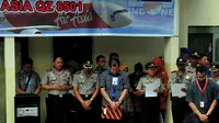 Tim DVI Polda Jawa Timur melakukan penyerahan jenazah korban pesawat AirAsia QZ8501 di RS Bhayangkara, Surabaya, Jumat (2/1/2015). Tampak suasana upacara penyerahan jenazah korban pesawat AirAsia QZ8501. (Liputan6.com/Johan Tallo)