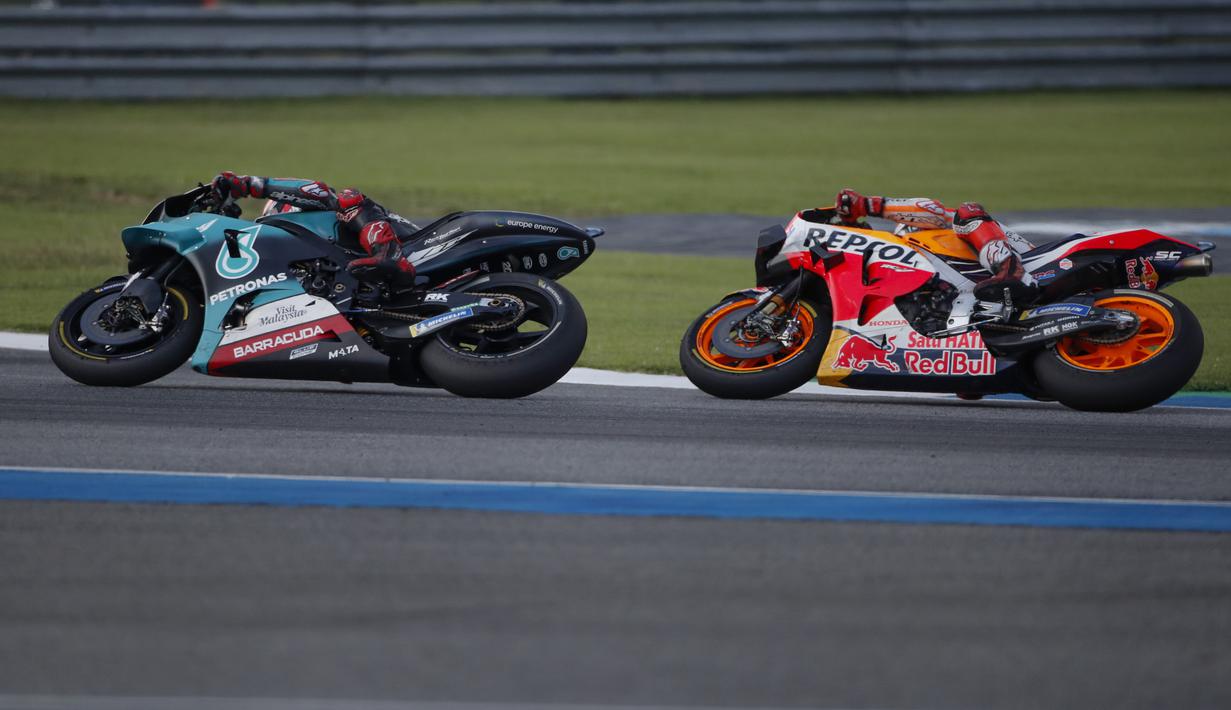 Pembalap Repsol Honda, Marc Marquez, berusaha mengejar Fabio Quartararo, pada MotoGP Thailand di Sirkuit Buriram, Minggu (6/10). Pembalap asal Spanyol itu menyudahi balapan 26 lap dengan catatan waktu 39 menit 36,223 detik. (AP/Gemunu Amarasinghe)