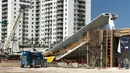 Alat berat dikerahkan untuk mengevakuasi korban runtuhnya jembatan pejalan kaki di Miami, Florida (15/3). Jembatan penyeberangan yang baru dibangun itu terletak di sebuah kampus di Miami. (AFP Photo/AFP TV/Antoni Belchi)