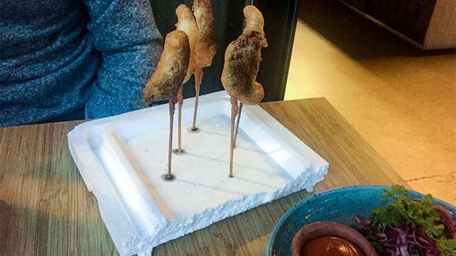 10 Potret Penyajian Makanan Nyeleneh di Restoran, Bikin Bingung Pelanggan