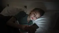 Keasyikan bermain gadget bisa membuat anak sulit sekali tidur, karena tidak bisa melepas gadgetnya sama sekali yang pada akhirnya ia akan lupa waktu dan tidak tidur semalaman. (Foto dok: Freepik/EyeEm).