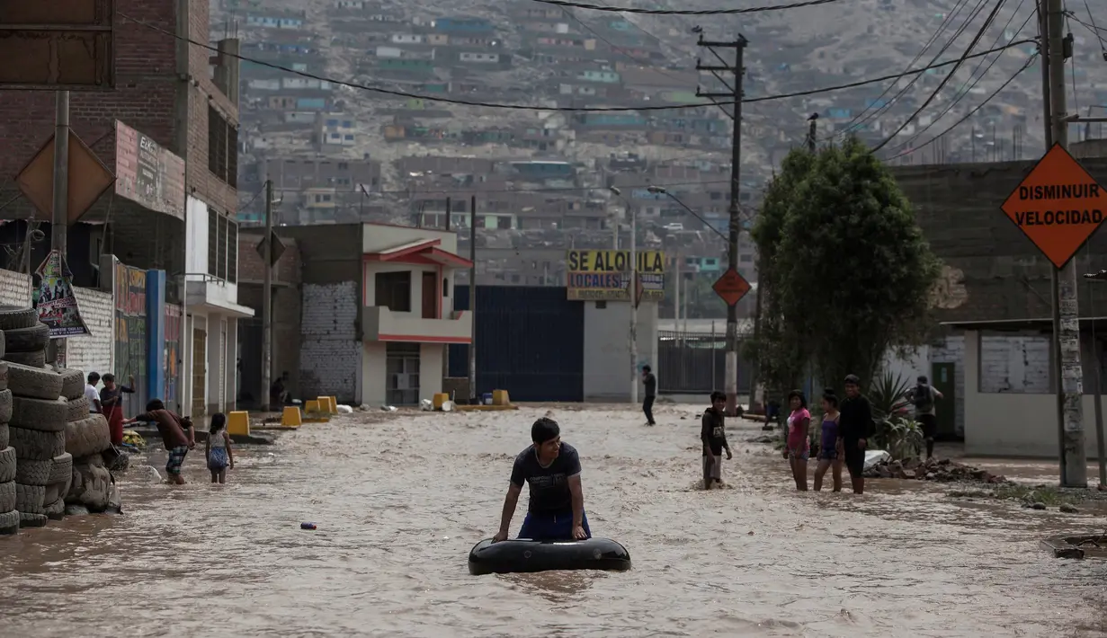 Kawasan di Lima yang terkena banjir akibat meluapnya sungai Huaycoloro, Peru, Kamis (16/3). Cuaca buruk akibat El Nino menjadi penyebab bencana yang melanda Peru. (AP Photo / Rodrigo Abd)