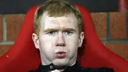 Manchester United&#039;s Paul Scholes sits on the bench during English League Cup quarter final match against Blackburn Rovers at Old Trafford in Manchester, on December 3, 2008. AFP PHOTO/PAUL ELLIS