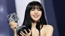 <p>Lisa menerima penghargaan Best K-Pop pada ajang MTV VMA 2022 di Prudential Center, Newark, New Jersey, Amerika Serikat, 28 Agustus 2022. Kemenangan Lisa disambut antusis para anggota BLACKPINK. (Theo Wargo/Getty Images for MTV/Paramount Global/AFP)</p>