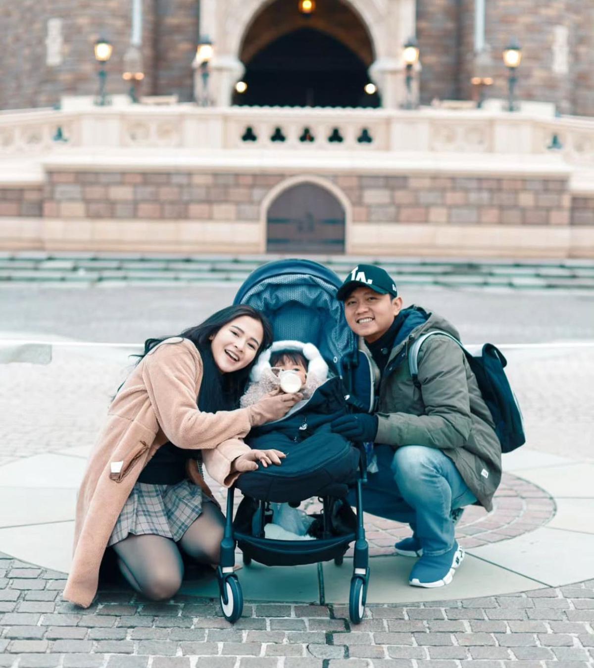 Denny Caknan dan Bella Bonita Habiskan Waktu di Disneyland Jepang, Momen Dek Cunda Bikin Gemas