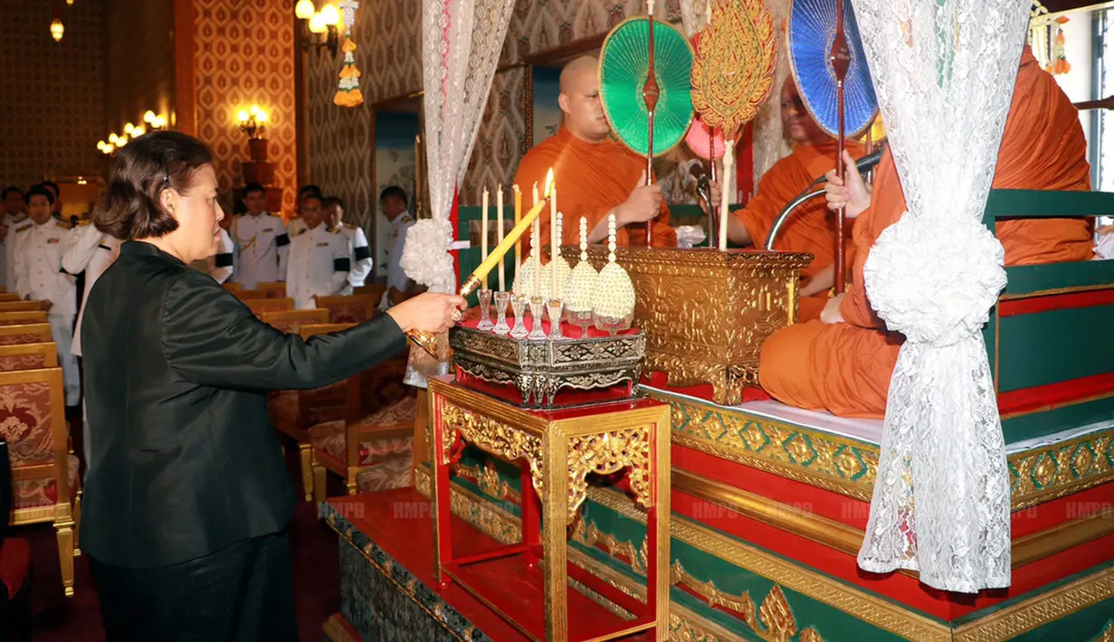 Putri Kerajaan Thailand, Maha Chakri Sirindhorn saat mengikuti upacara penghormatan terakhir almarhum ayahnya, Raja Bhumibol Adulyadej di Grand Palace di Bangkok, Thailand, Sabtu (15/10). Upacara ini digelar sebelum upacara kremasi jenazah. (REUTERS)