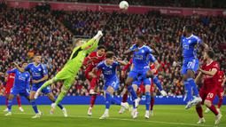 Kiper Leicester City, Jakub Stolarczyk menghalau bola saat laga putaran ketiga Carabao Cup 2023/2024 melawan Liverpool di Anfield, Liverpool, Inggris, Kamis (28/09/2023) dini hari WIB. Liverpool berhasil menang comeback 3-1 atas Leicester City. (AP Photo/Jon Super)