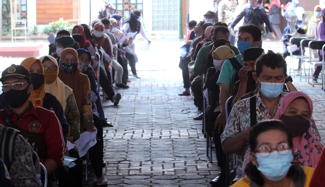 Peserta menunggu untuk disuntik vaksin COVID-19 saat vaksinasi massal di Gedung Pemerintah Kota Tangerang, Banten, Kamis (25/2/2021). Vaksinasi ini dilaksanakan hingga satu minggu ke depan. (Liputan6.com/Angga Yuniar)