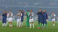 Para pemain Juventus menyapa para pendukung di akhir pertandingan serie A Italia antara US Lecce dan FC Juventus di Stadion Via del Mare di Lecce, Senin dini hari WIB (2/12/2024). (CARLO HERMANN/AFP)