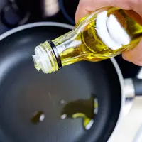 ilustrasi minyak zaitun/copyright By Iurii Stepanov (Shutterstock)