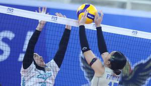 Duel sengit Jakarta Electric PLN Mobile vs Bandung bjb Tandamata di putaran pertama Proliga 2026 yang berlangsung di GOR Voli Indoor Sport Center, Deli Serdang, Sumatera Utara, Sabtu (17/1/2026). Jakarta Electric PLN menang 3-2 atas Bandung bjb Tandamata dalam laga ini. (Dok. PBVSI)