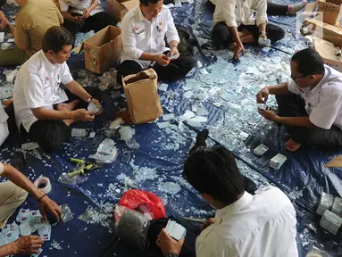 Pegawai  Negeri Sipil (PNS) di lingkungan Kemendagri menggunting E-KTP untuk dihancurkan di Gundang Kemendagri, Bogor (30/5). Sekitar seratus PNS dilibatkan selama sepuluh hari untuk menghancurkan lebih dari 800 ribu E-KTP. (Merdeka.com/Arie Basuki)