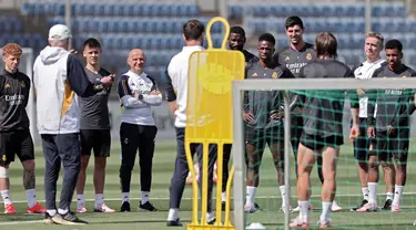 Penyerang Real Madrid, Vinicius Junior (tengah) bersama rekan setimnya menghadiri sesi latihan di stadion Santiago Bernabeu, Madrid, pada 27 Mei 2024. (Thomas COEX/AFP)